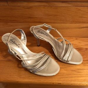 DRESSY SILVER RHINESTONE HEELS!